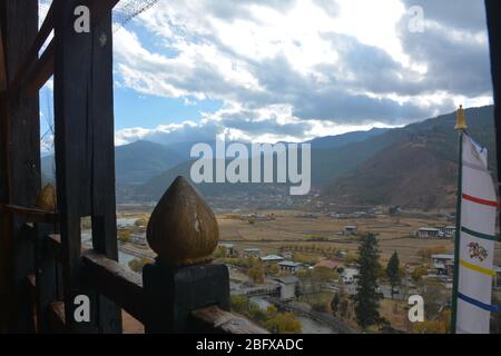 Blick entlang des Paro-Tals von Rinpung Dzong, dem Hauptkloster und der Festung in Paro, Bhutan, stammt aus dem Jahr 1645 und enthält 14 Schreine und Kapellen. Stockfoto