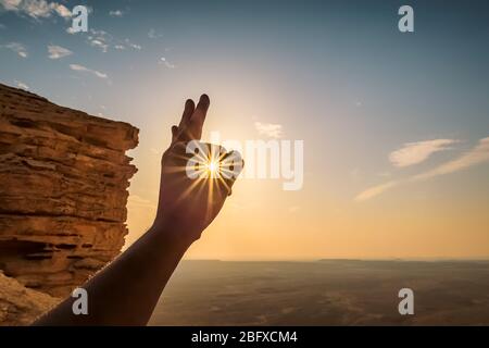 Sonnenstrahlen durch die Finger - Rand der Welt Saudi-Arabien. (Selektiver Fokus auf Motiv und Hintergrund verschwommen) Stockfoto