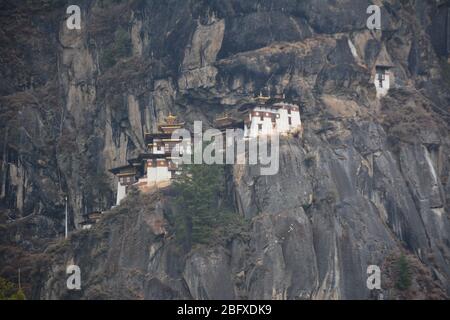 Fernansicht des Tiger's Nest Klosters von der Wanderung (auch bekannt als der Taktsang Weg nach Paro Taktsang), Bhutans beliebteste Touristenattraktion. Stockfoto