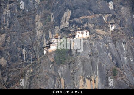 Fernansicht des Tiger's Nest Klosters von der Wanderung (auch bekannt als der Taktsang Weg nach Paro Taktsang), Bhutans beliebteste Touristenattraktion. Stockfoto