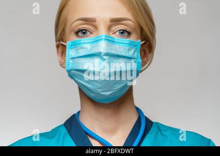 Krankenschwester des Arztes, Frau mit Stethoskop, die eine Schutzmaske trägt Stockfoto