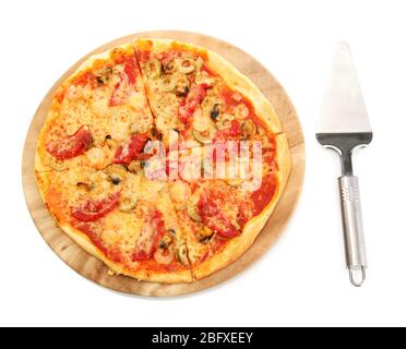 Leckere Pizza mit kulinarischen Spatel isoliert auf weiß Stockfoto