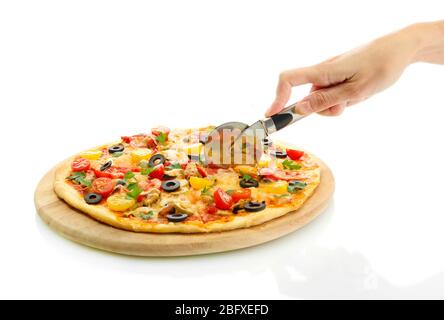 Frauenhand mit einem Messer schneiden Sie die Pizza auf weißem Hintergrund Nahaufnahme Stockfoto