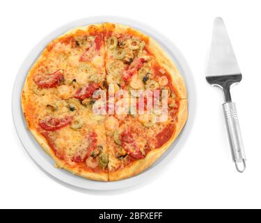 Leckere Pizza mit kulinarischen Spatel isoliert auf weiß Stockfoto