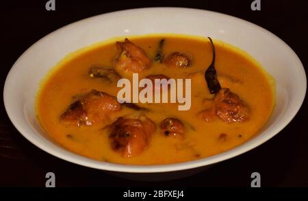 Delicious Kadhi ein indisches Punjabi-Gericht oder Essen auf einem weißen Teller serviert. Berühmt im nördlichen Teil. Kadi schmeckt am besten mit Reis namens Kadhi Chawal Stockfoto