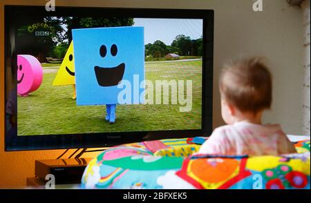 Foto vom 25/01/2013 eines Babys beim Fernsehen. Laut Wissenschaftlern besteht bei Babys, die Fernsehen oder Bildschirmen ausgesetzt sind, möglicherweise ein höheres Risiko, später in der Kindheit autistisch ähnliche Symptome zu entwickeln. Stockfoto