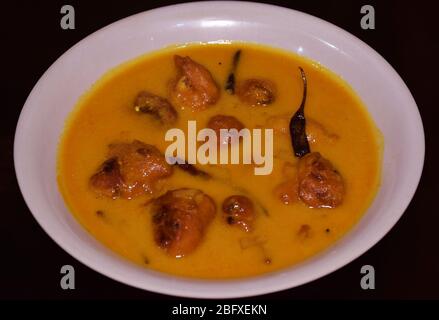 Delicious Kadhi (aus Joghurt) ein indisches Punjabi-Gericht oder Küche auf einem weißen Teller serviert. Berühmt im nördlichen Teil Indiens. Indisches Essen Stockfoto