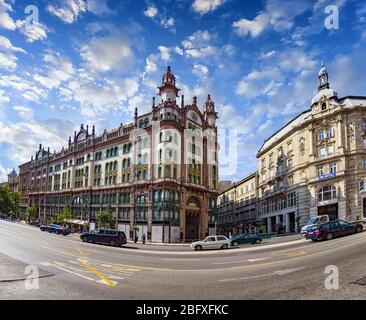 Fassade des berühmten Bruderhaus, erbaut zwischen 1902-12. Nach 4 Jahren der Renovierung, dekoriert es wieder die Innenstadt von Budapest, Ungarn. Stockfoto