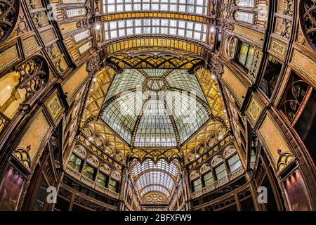 Das Interieur des berühmten kunstvollen Pariser Innenraums (Parizsi Udvar) (Pariser Passage) wurde nach 4 Jahren Renovierung im Juni 2019 in Budapest eröffnet. Stockfoto