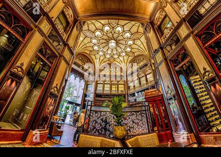 Interieur des berühmten kunstvollen Pariser Innenraums (Parizsi Udvar) (Pariser Passage), nach Renovierung im Juni 2019 als Hyatt-Hotel eröffnet Stockfoto