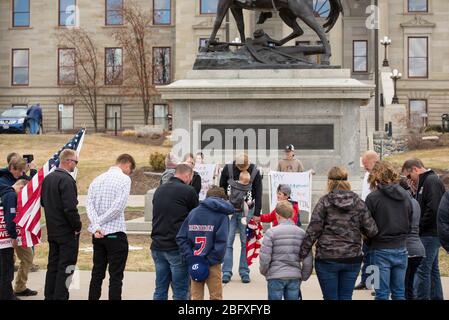 Helena, Montana - 19. April 2020: Ein Gebetskreis bei einer Schließung Protest vor dem Capitol wegen Regierungsbefehlen und Betriebsstillständen aufgrund von Coronaviru Stockfoto