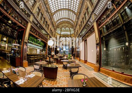 Interieur des berühmten kunstvollen Pariser Innenraums (Parizsi Udvar) (Pariser Passage), nach Renovierung im Juni 2019 als Hyatt-Hotel eröffnet Stockfoto