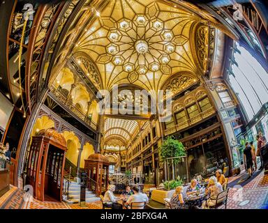 Interieur des berühmten kunstvollen Pariser Innenraums (Parizsi Udvar) (Pariser Passage), nach Renovierung im Juni 2019 als Hyatt-Hotel eröffnet Stockfoto