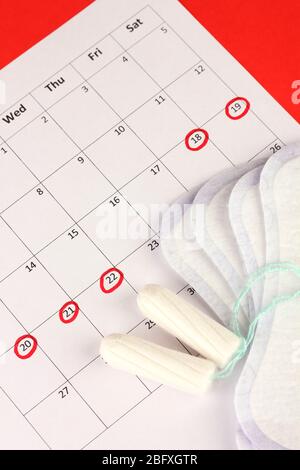Menstruationskalender mit Damenbinden und Tampons, Nahaufnahme Stockfoto