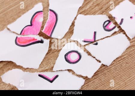 Zerrissenes Papier mit Worten Liebe Nahaufnahme auf Holztisch Stockfoto