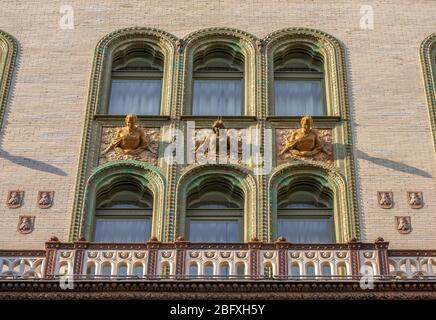 Detail des Jugendstil Brudern House's auch Paris Courtyard genannt.männliche und weibliche Majolika Statuen blicken auf die Straße von Budapest Stockfoto