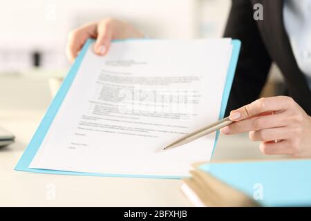 Nahaufnahme der Geschäftsfrau Hände zeigen und zeigen Vertrag Unterschrift Raum im Büro Stockfoto