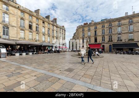 Bordeaux, Frankreich - 9. September 2018: Parlament Platz oder die Place du Parlement. Historischen Platz mit einem reich verzierten Brunnen, Cafés und Restaurants finden Sie in Stockfoto