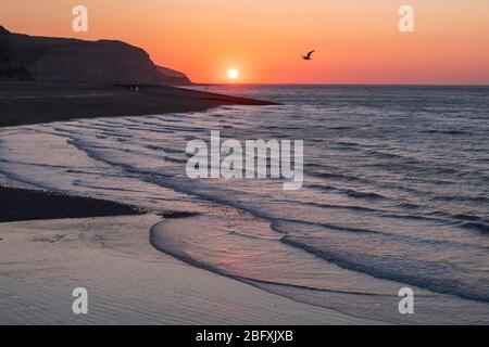 Hastings, East Sussex, 20. April 2020. Klarer Sonnenaufgang bei Ebbe am Hafen an einem kühlen Morgen, aber mit einem weiteren schönen sonnigen Tag in Aussicht. Carolyn Clarke/Alamy Live News Stockfoto