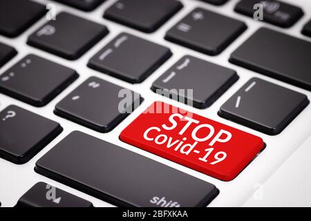 Stop covid-19 Konzept. Rote Tastatur mit Text stop covid-19, Sensibilisierungskampagne auf Social Media zur Prävention von Coronavirus während der covid-19 epid Stockfoto