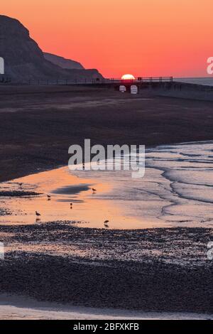 Hastings, East Sussex, 20. April 2020. Klarer Sonnenaufgang bei Ebbe am Hafen an einem kühlen Morgen, aber mit einem weiteren schönen sonnigen Tag in Aussicht. Carolyn Clarke/Alamy Live News Stockfoto