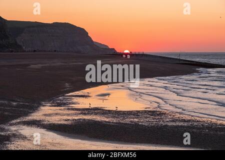 Hastings, East Sussex, 20. April 2020. Klarer Sonnenaufgang bei Ebbe am Hafen an einem kühlen Morgen, aber mit einem weiteren schönen sonnigen Tag in Aussicht. Carolyn Clarke/Alamy Live News Stockfoto