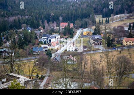 Der Blick ins Tal der Zittauer Berge von der alten Burg Oybin bis zum Dorf Olbersdorf/Hain und Tschechien. Stockfoto