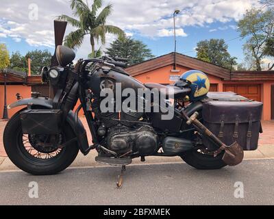 Johannesburg, Südafrika. März 2020. Blickfang wie diese Harley-Davidson sind vor der Garage des südafrikanischen Oldie-Fans L. Smeyatsky keine Seltenheit: Der Besitzer dieses Motorrades hat für Smeyatskys Restaurierungsprojekt eines alten Triumph aus dem Jahr 1934 einen Sattel aus Springbok-Leder gefertigt. Der Südafrikaner Smejatsky nutzt die strenge Ausgangssperre in seinem Heimatland im Kampf gegen das Corona-Virus, um Oldtimer-Motorräder wiederherzustellen. (An dpa: 'Die Ausgangssperre als Chance: Schrauben für Glück') Quelle: Ralf Krüger/dpa/Alamy Live News Stockfoto