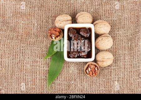 Marmelade Walnüsse in einer Schüssel auf sacking Stockfoto