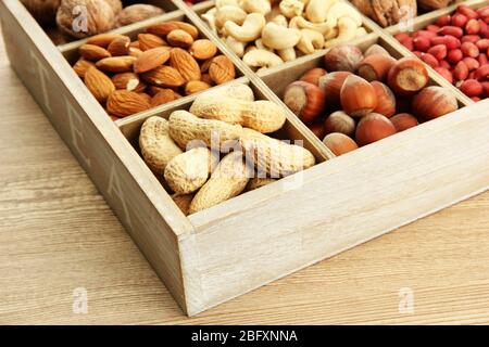 Sortiment von leckeren Nüssen in Holzkiste Stockfoto
