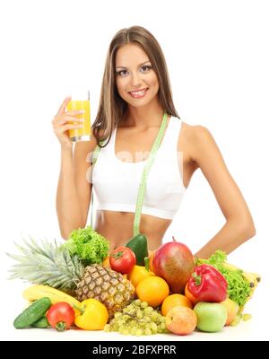 Schöne junge Frau mit Obst und Gemüse und ein Glas Saft, auf weiß isoliert Stockfoto