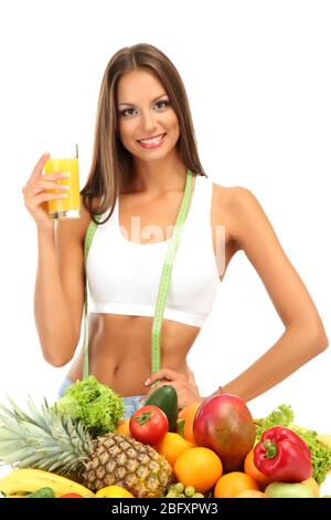 Schöne junge Frau mit Obst und Gemüse und ein Glas Saft, auf weiß isoliert Stockfoto