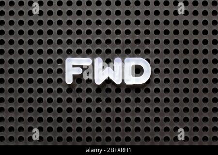 Schwarze Platte mit weißem Buchstaben im Wort FWD (Abkürzung für Forward) Stockfoto