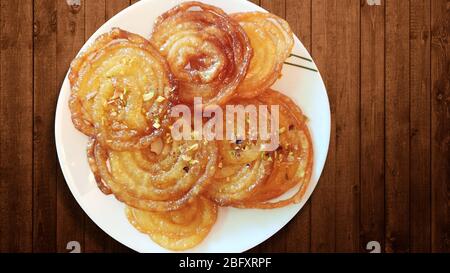 Home Made Jalebi - eine indische Süße auf Holztisch Stockfoto