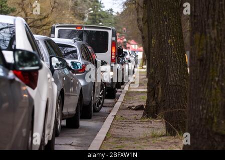 RIGA, LETTLAND. April 2020. Foto mit selektivem Fokus. Parkende Autos in der Linie am Straßenrand. Stockfoto