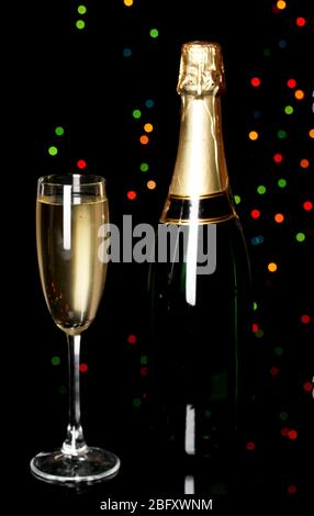 Feierlicher Champagner mit Weinglas auf Weihnachtsbeleuchtung Hintergrund Stockfoto
