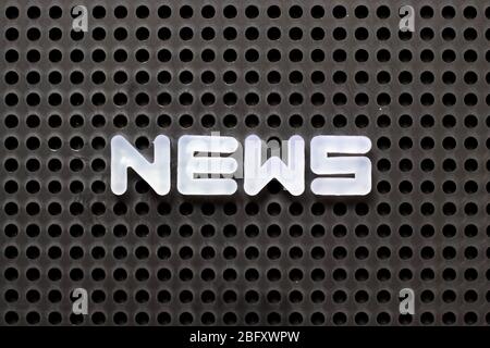 Schwarze Farbe Pegboard mit weißem Buchstaben in Wort Nachrichten Stockfoto