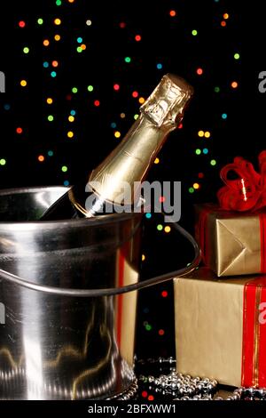 Feierlicher Champagner auf Weihnachtsbeleuchtung Hintergrund Stockfoto