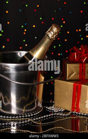 Feierlicher Champagner auf Weihnachtsbeleuchtung Hintergrund Stockfoto