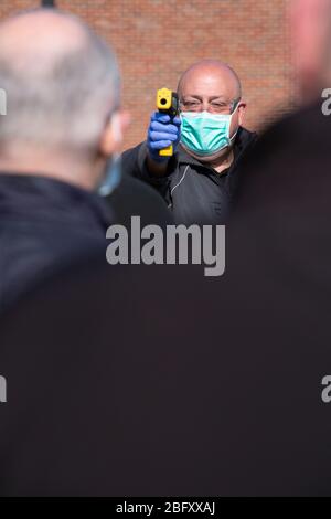 Mitarbeiter der Automobilfabrik Vauxhall fotografierten, dass seine Temperatur während der Vorbereitungstests und der Neugestaltung vor der Wiedereröffnung nach dem Ausbruch des COVID-19 abgelesen wurde. Das Werk mit Sitz in Ellesmere Port, Wirral, wurde 1962 eröffnet und beschäftigt derzeit rund 1100 Mitarbeiter. Die Produktion wurde am 17. März 2020 eingestellt und wird nur auf Anraten der britischen Regierung wieder aufgenommen, was strenge physische Entfernungsmaßnahmen am gesamten Standort beinhaltet. Stockfoto