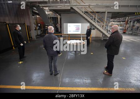 Mitarbeiter der Automobilfabrik Vauxhall nehmen an einem Meeting-Büro während Vorbereitungstests und Neugestaltung vor der Wiedereröffnung nach dem Ausbruch des COVID-19 Teil. Das Werk mit Sitz in Ellesmere Port, Wirral, wurde 1962 eröffnet und beschäftigt derzeit rund 1100 Mitarbeiter. Die Produktion wurde am 17. März 2020 eingestellt und wird nur auf Anraten der britischen Regierung wieder aufgenommen, was strenge physische Entfernungsmaßnahmen am gesamten Standort beinhaltet. Stockfoto