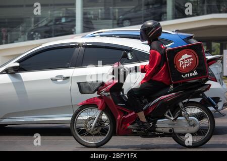 Chiangmai, Thailand - 3. April 2020: Lieferdienst Mann Fahrt ein Motercycle von Pizza Hut Company. Auf der Straße Nr. 1001, 8 km von Chiangmai Stadt. Stockfoto