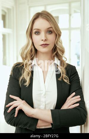 Ein schönes blondes Geschäftsfrau-Porträt. Stockfoto