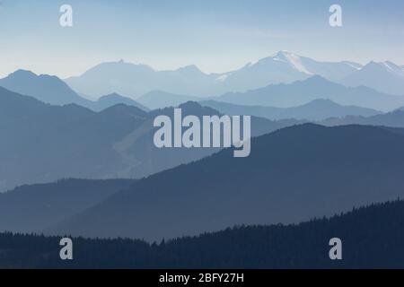 Panorama-Blick in die alpen mit mehreren Bergketten und dem Großlockner im Hintergrund Stockfoto