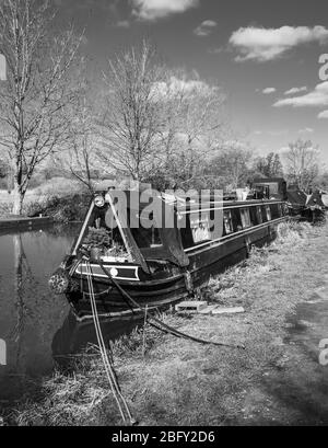 Schwarz-Weiß-Landschaft, Narrowboat, Kennet und Avon Canal, Hungerford, Berkshire, England, Großbritannien, GB. Stockfoto