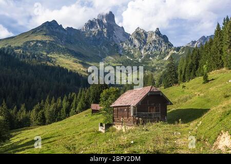 Österreichische Blockhütte mit der 'Großen Bischofsmitra' Berggipfel in Filzmoos, Salzburger Land (Österreich) Stockfoto