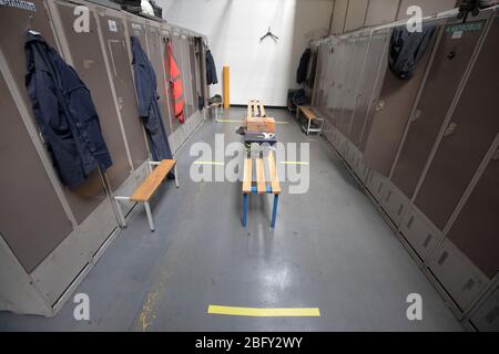 Ein Umkleideraum mit Bodenmarkierungen in der Vauxhall-Autofabrik, der vor der Wiedereröffnung nach dem Ausbruch der COVID-19 bei Vorbereitungstests und Neukonzepten fotografiert wurde. Das Werk mit Sitz in Ellesmere Port, Wirral, wurde 1962 eröffnet und beschäftigt derzeit rund 1100 Mitarbeiter. Die Produktion wurde am 17. März 2020 eingestellt und wird nur auf Anraten der britischen Regierung wieder aufgenommen, was strenge physische Entfernungsmaßnahmen am gesamten Standort beinhaltet. Stockfoto