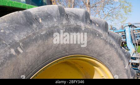 Nagybajcs Ungarn 04 04 2020: Barum Reifen auf einem John Deere Traktor. Barum Reifen werden in Otrokovice, Tschechische Republik hergestellt. Stockfoto