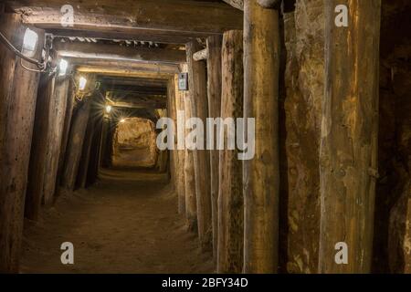 Licht am Ende des Tunnels - unterirdischer Tunnel in einer alten Mine Stockfoto