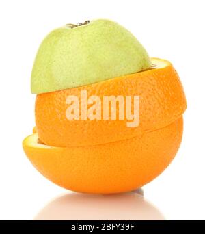 Stapel von verschiedenen Fruchtscheiben auf weiß isoliert Stockfoto